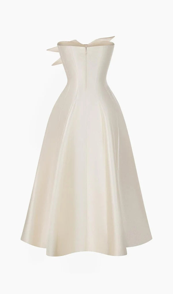 Robe de bal trapèze sans manches et sans bretelles avec nœud sur la poitrine